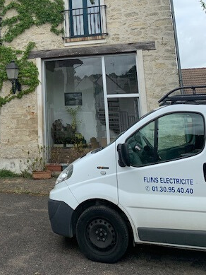 Camion devant le bureau de la Société Flins Électricité (SFE)