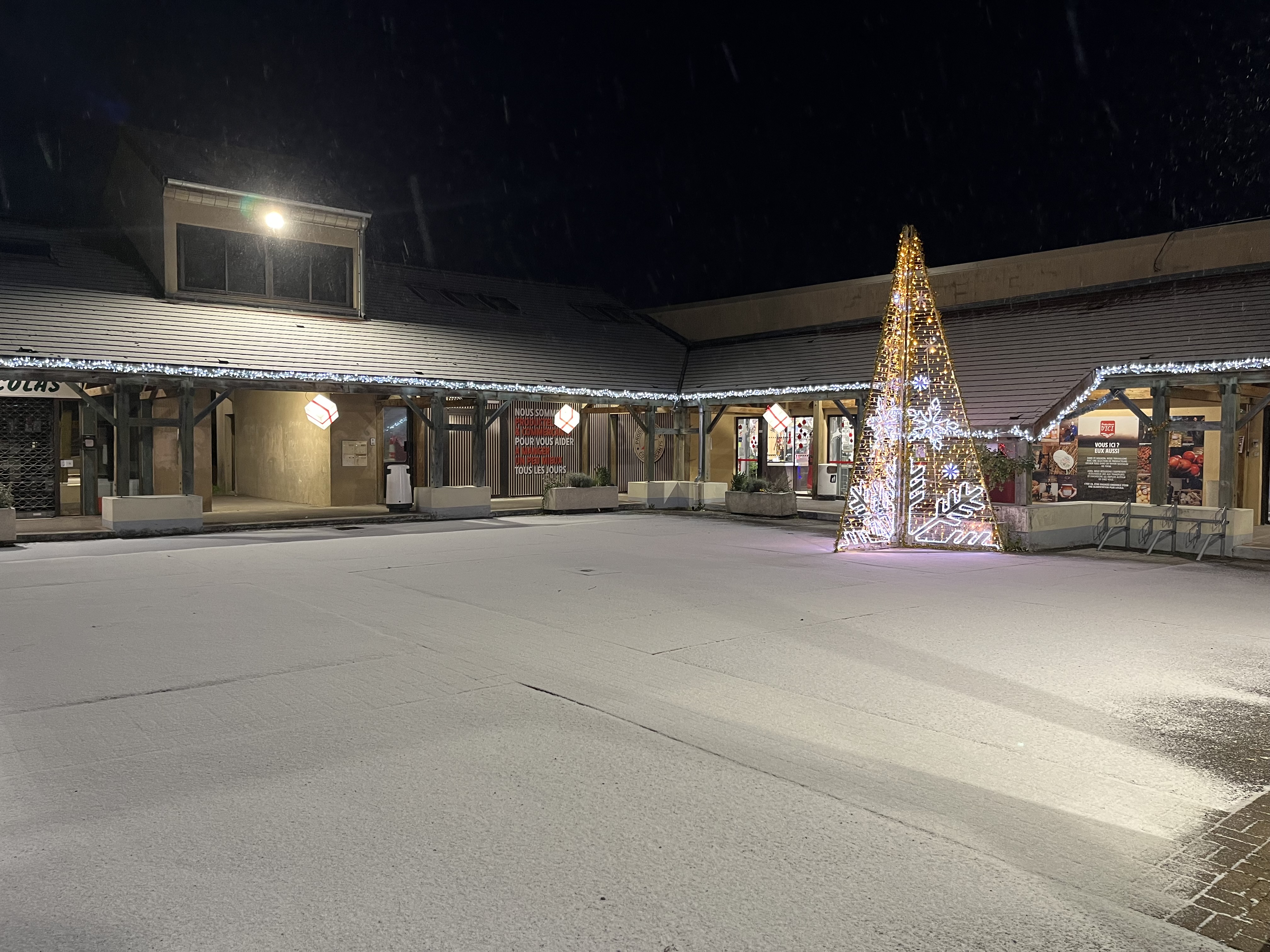 Installation décorations de Noël - centre commercial de Mareil sur Mauldre
