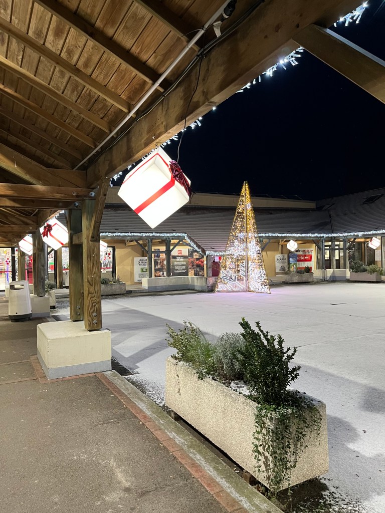 Sapin de Noël lumineux et guirlandes au centre commercial de Mareil sur Mauldre