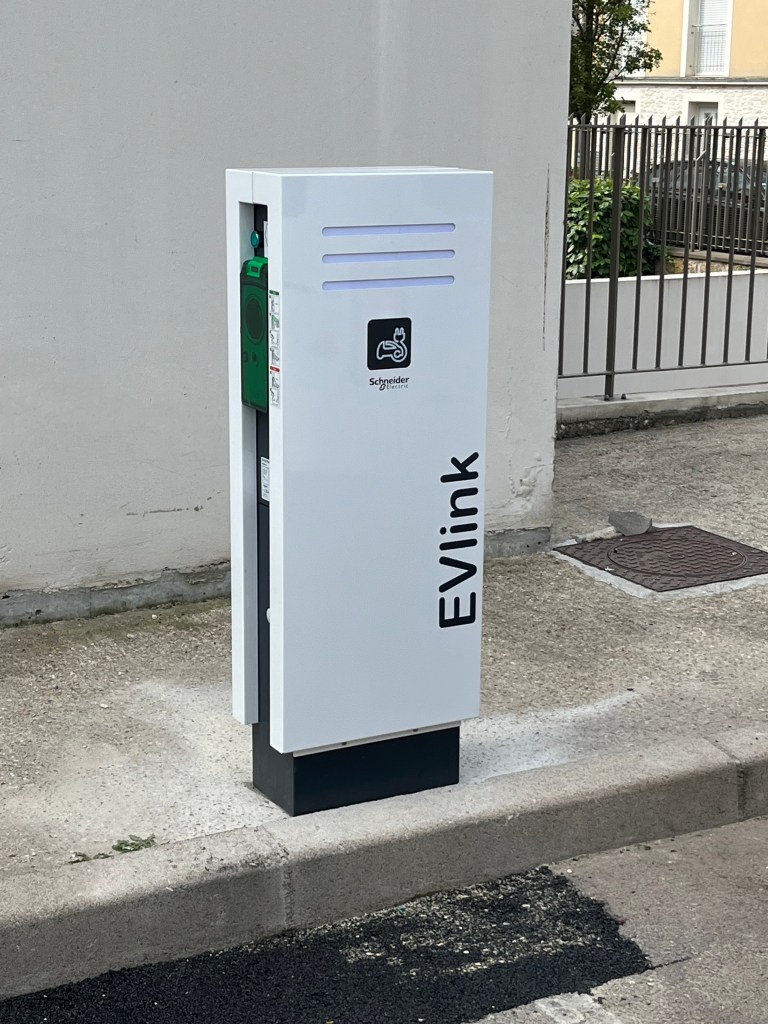 Borne de recharge électrique - Les Mureaux