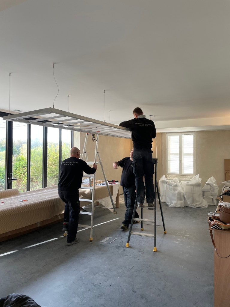 Pose d'un luminaire aux Beaux-Arts de Chars